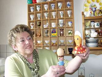 Luitgard Stütz und zwei besondere Eierbecher aus Ihrer Sammlung