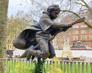 Skulptur von Harry Potter am Leicester Square, London