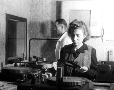 Im Kontrollraum während einer Hörspielproduktion im Jahr 1946