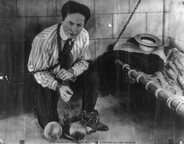 Magier und Entfesslungsknstler Harry Houdini (18741926) im Jahr 1898 mit dem Motto "Steinmauern und Ketten machen kein Gefngnis"