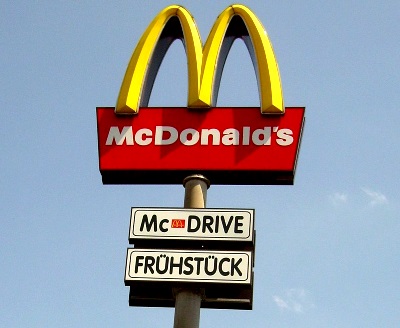 McDonald’s-Logo auf einem Pylon