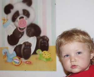 Nico und sein Panda an der Wand
