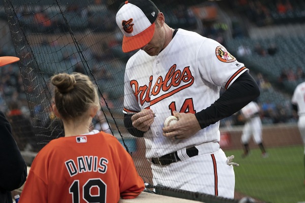 Baseballspieler Craig Gentry signiert 2018 einen Baseball für einen jungen Fan