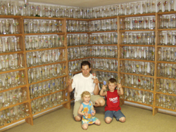 Der Sammler und seine Kinder vor einem Teil seiner Sammlung