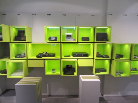 Spielkonsolen für Computerspiele im Computer Games Museum in Berlin