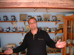 Axel Habrich vor einem Teil seiner Sammlung