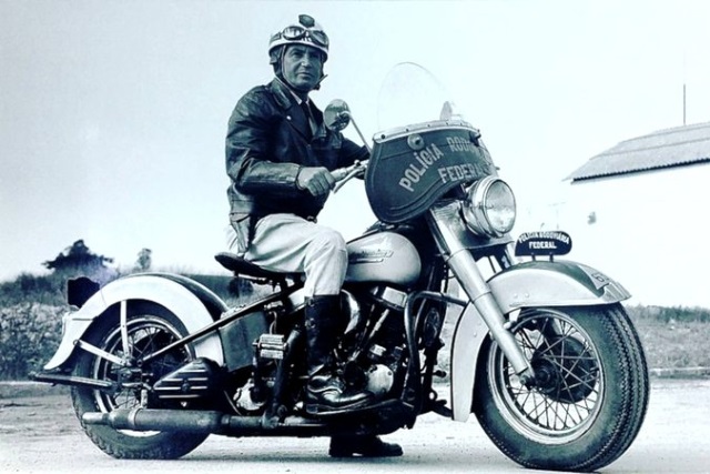 Ein Polizist der Federal Highway Police auf einem Motorrad im Jahr 1935