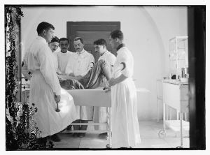 Ärzte des osmanischen roten Halbmondes behandeln verletzten Soldaten in Jerusalem 1917