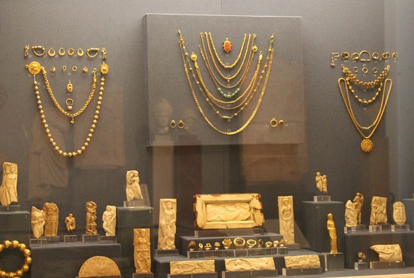 Goldschmuck und Marmorreliefs aus dem antiken Griechenland