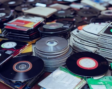 Alte Software für Sammler in Form von Disketten und CDs