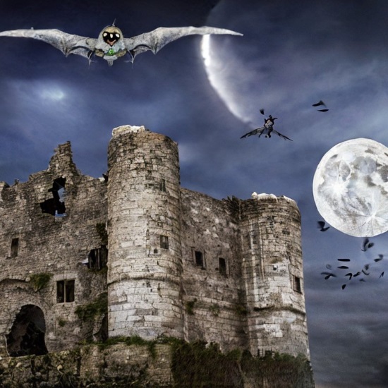 Vampir fliegt vor Burgruine bei Vollmond